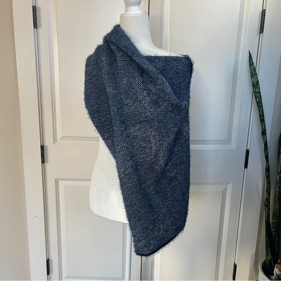 Cashmere Blend, Reversible Navy and White Paisley Print Poncho - Picture 2 of 9